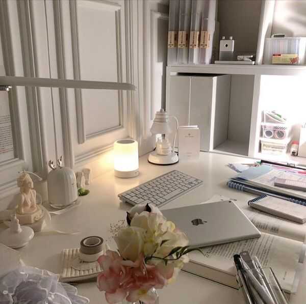 Spațiu luminos de lucru creativ, cu obiecte simple și atmosferă calmă în tonuri albe